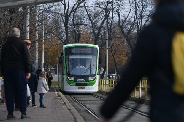 O femeie a murit târâtă de tramvai în Arad. Ea a urcat căruciorul copilului cu dizabilități, dar vatmanul a închis ușile înainte să poată urca