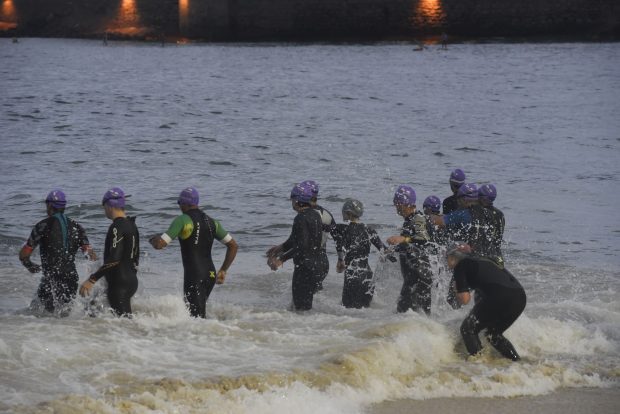 Peste 50 de sportivi s-au simțit rău după proba de înot de la Campionatele Mondiale de Triatlon. Ce a arătat analiza apei