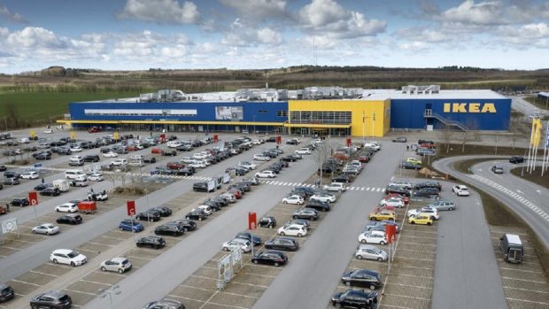 O tânără de 22 de ani a furat dintr-un magazin Ikea un pat, o canapea, lenjerie de pat și un cadru din șipci și nimeni nu a observat