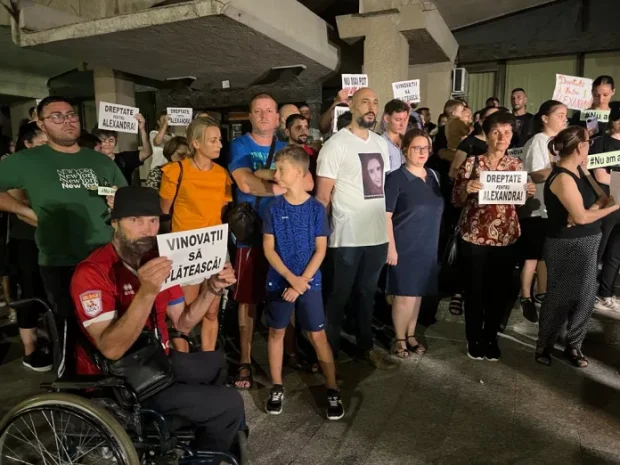 A șasea zi de proteste la Botoșani, în memoria Alexandrei, gravida care a murit la maternitate. „Vom ieși cât ne țin puterile”