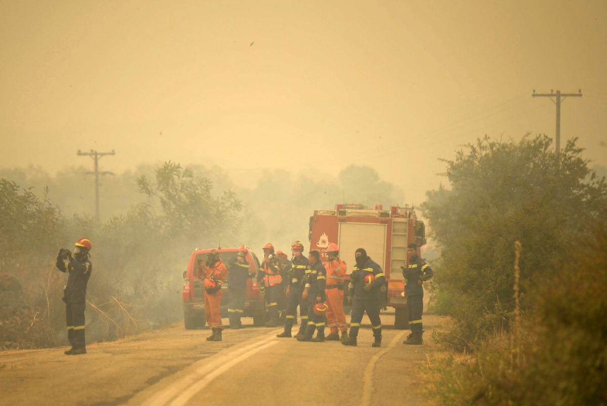 Η Ελλάδα στέλνει 100 ακόμη πυροσβέστες για την αντιμετώπιση των πυρκαγιών 13 ημερών στα βορειοανατολικά
