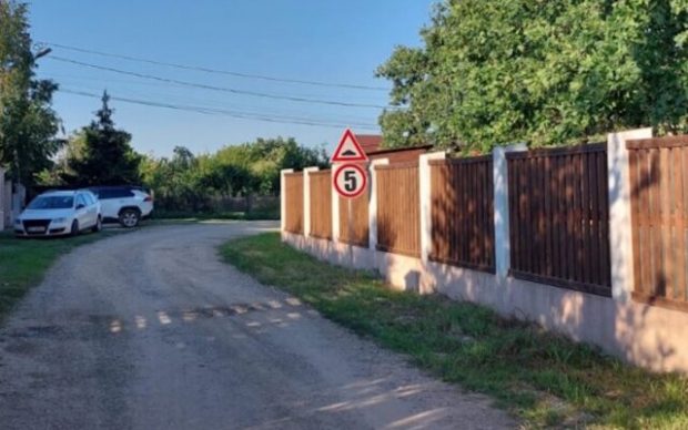 Limitatoare de viteză, montate fără aviz în dreptul casei vicepreședintelui CJ Buzău. „Tot praful vine în curte, în piscină”