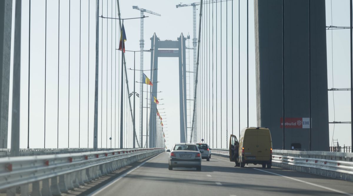 Inaugurat luna trecută, podul peste Dunăre de la Brăila are deja denivelări. CNAIR: Nu au fost respectate restricțiile de tonaj