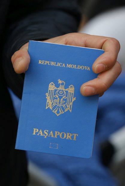 O moldoveancă a aflat că este moartă de 2 ani, când a revenit din Germania. „S-a uitat în acte și mi-a spus, mă scuzați, sunteți decedată din 2021”