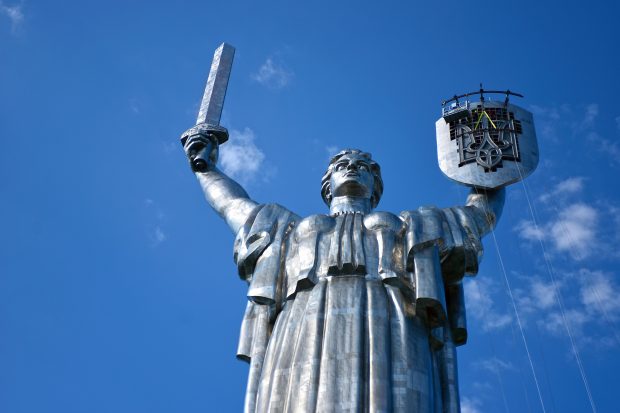 Reacția Moscovei după ce Ucraina a scos secera și ciocanul de pe Monumentul Patriei: „Aceasta e întreaga esență a cyborgilor de la Kiev”