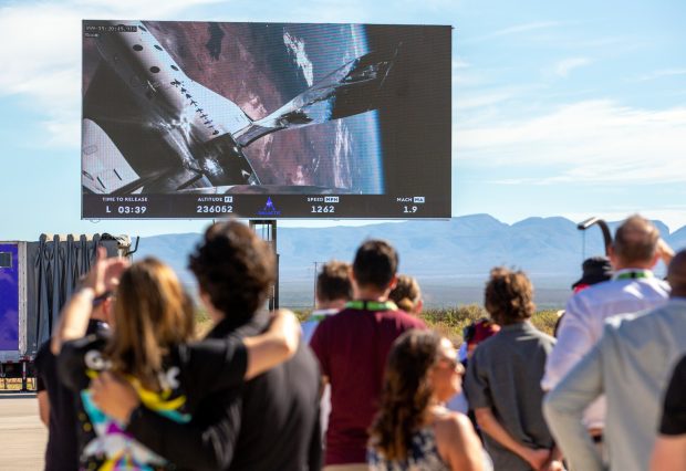 Virgin Galactic a transportat primii săi turiști în spațiul cosmic. În premieră, o mamă a călătorit alături de fiica ei | VIDEO