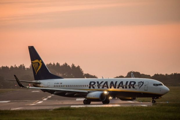 Un zbor Ryanair în drum spre Insulele Canare a aterizat în Portugalia, după ce doi bărbați beți din aceeași familie s-au luat la bătaie în avion