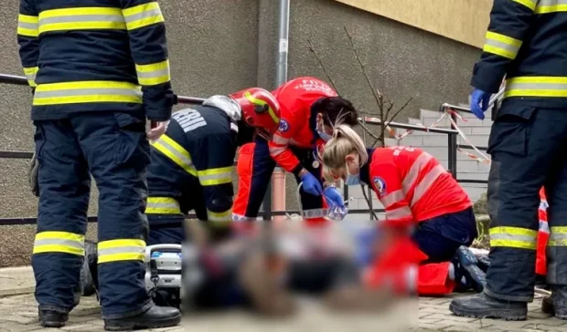 Doi bărbați au fost găsiți inconștienți într-o fosă septică, în comuna Rucăr. Unul dintre ei a murit