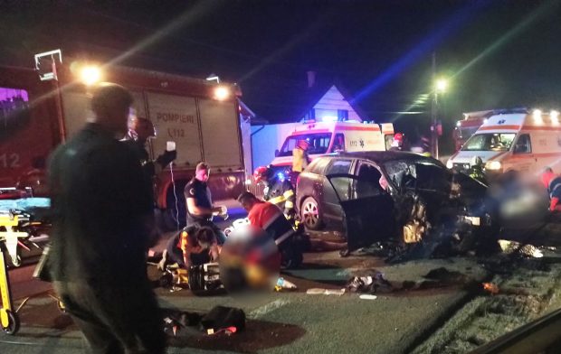 Patru morți în Suceava, găsiți într-un Audi de un echipaj SMURD care se întorcea de la o intervenție. Mașina era un morman de fiare