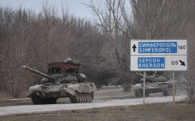 Rusia a scos mii de vehicule militare din epoca sovietică dintr-un depozit, pe fondul pierderilor de echipamente suferite în război – The Moscow Times