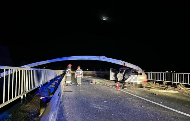 Parapetele metalic al unui pod a ieșit prin luneta unei mașini și a ucis pasagerul din dreapta, pe șoseaua București – Alexandria