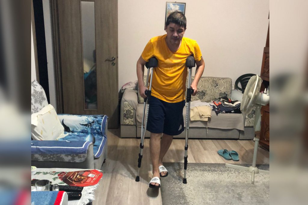 Tratament vital pentru Gabriel: O șansă în Mexic pentru scleroza laterală amiotrofică. Donație de 30.000 de euro necesară pentru transplantul cu celule stem. 1 2 gabriel dragan in carje bun 1 2