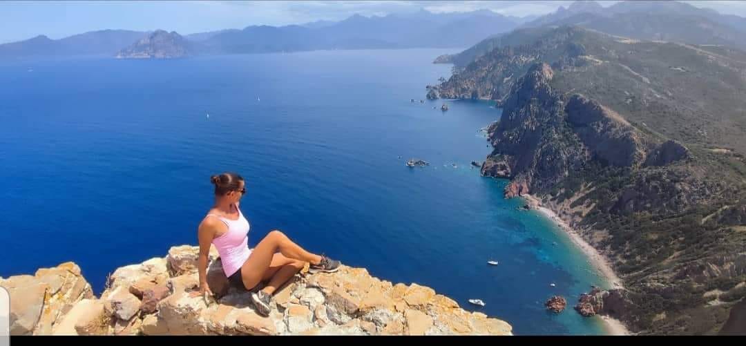 O Antrenoare De Fitness Celebră Din Ungaria A Murit, După Ce A Căzut în Timp Ce încerca Să-și Facă Un Selfie în Munții Iordaniei
