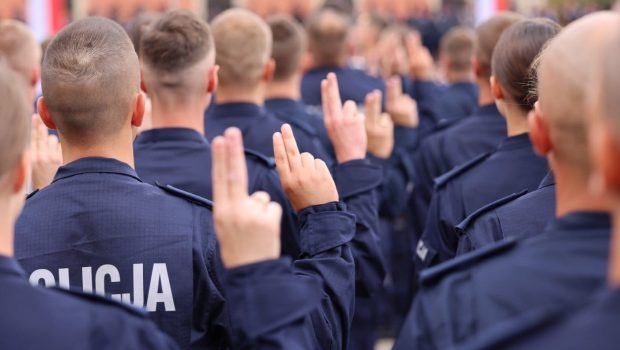 Un polițist polonez și-a bătut colegul care „îndrăznise” să-i amendeze bunicul pentru viteză: „Totul este pe camere”