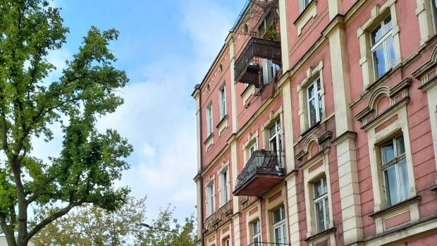 O femeie a murit, iar soțul ei este în comă, după ce balconul apartamentului s-a prăbușit, în Polonia