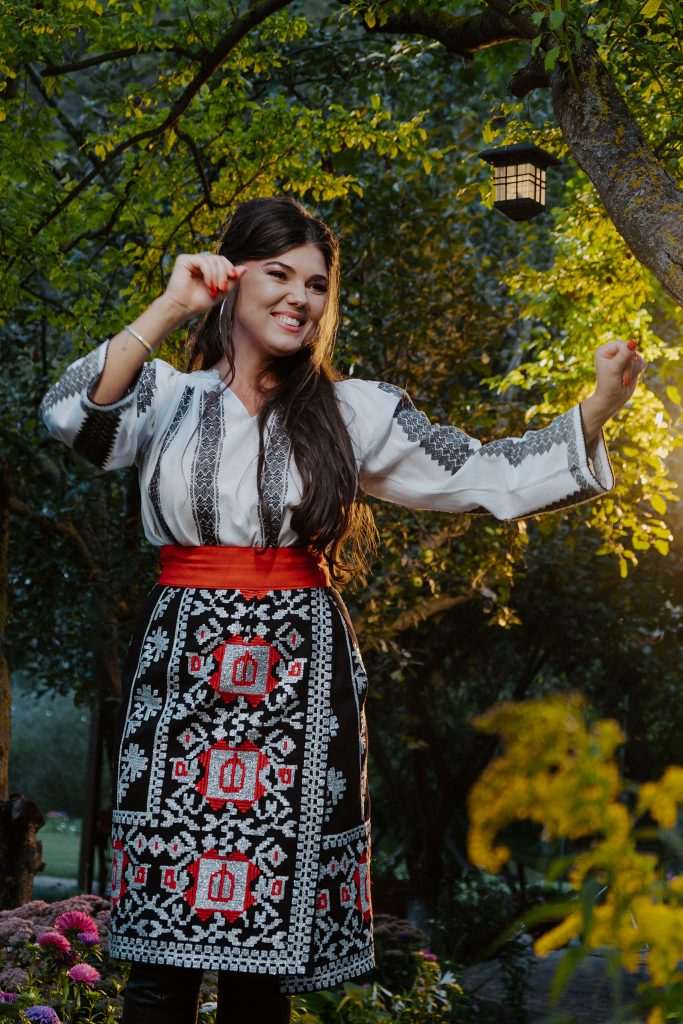 Cum este tratată Elena, fetița adoptată de Paula Seling, de colegii ei de școală? Artista dezvăluie adevărul, oferind o perspectivă reală 1 3762119378488707099383566142403167788897028n