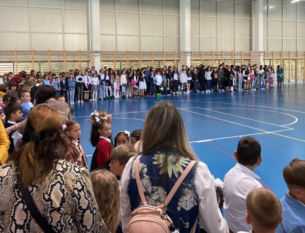 Biroul primarului din Azuga a devenit sală de clasă. 450 de elevi au început cursurile în clădirea primăriei orașului prahovean sau în alte spații