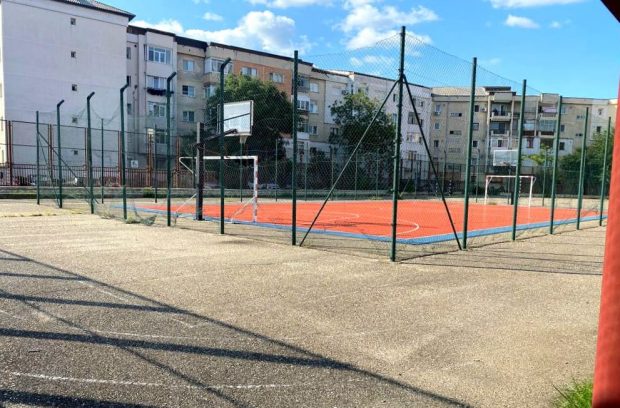 Avocatul Poporului, sesizat pentru că Primăria Bacău ţine închise terenurile de sport ale şcolilor