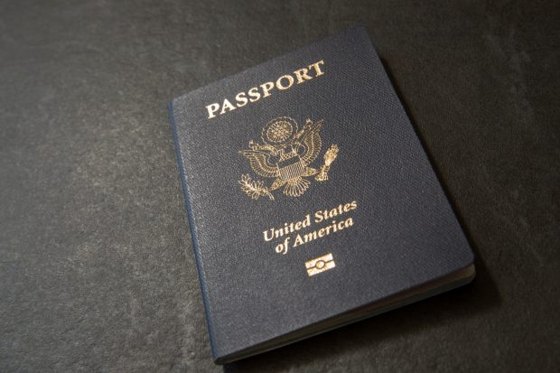 „Sperăm. Nu este garantat”. Românii mai așteaptă cel puțin doi ani pentru a putea intra în SUA fără viză, anunță ambasadoarea americană