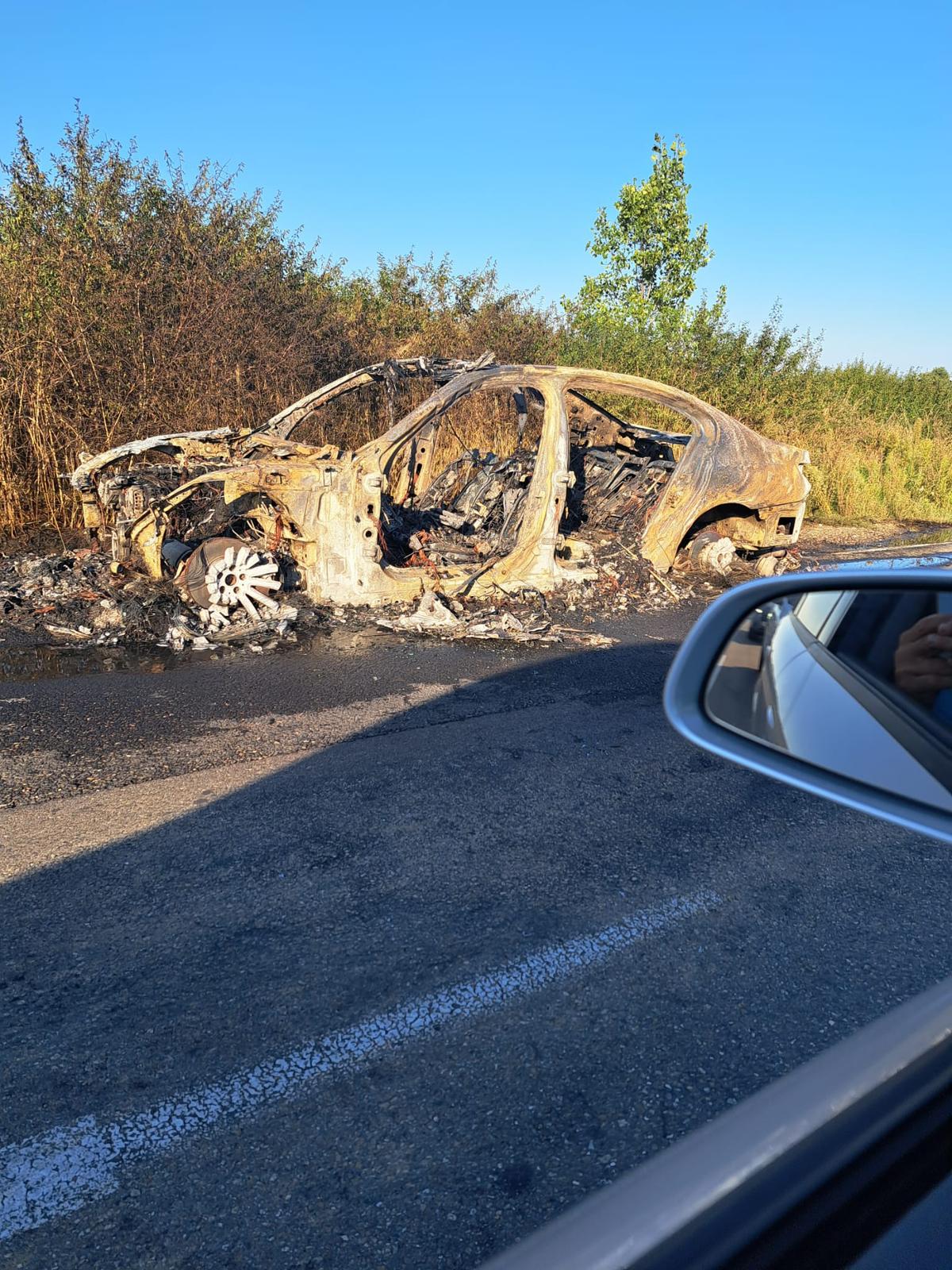 Car Engulfed in Flames, Three Occupants Escape Safely: Fire in Timişoara