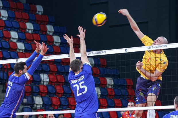 „Tricolorii” au răpus campioana olimpică en-titre. Voleibaliștii români au învins Franța și s-au calificat în „optimile” Campionatului European