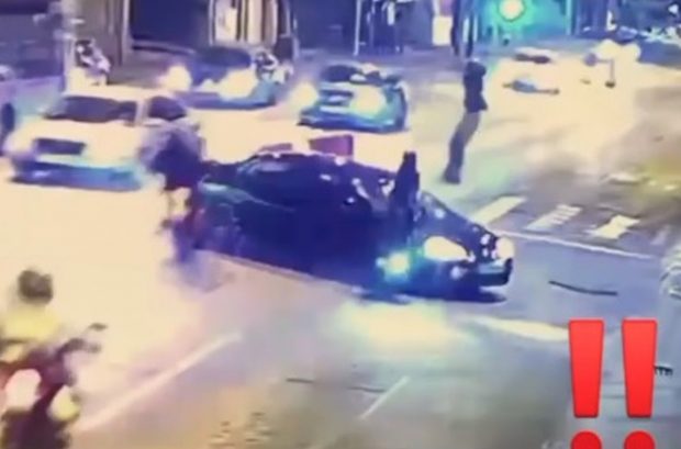 VIDEO. Doi motocicliști, răniți pe Șoseaua Fundeni. Momentul în care o mașină le taie calea. Imagini care vă pot afecta emoțional