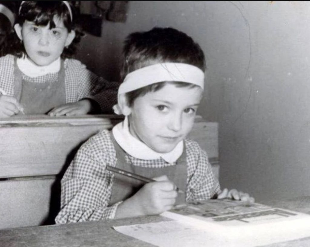 Prima zi de școală: Vedetele dezvăluie amintirile cu colegii și învățătorii din trecutul lor 3 andreea esca la scoala