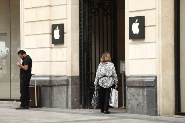 Reacția Apple după ce Franța a oprit vânzarea modelului iPhone 12, din cauza radiațiilor prea mari