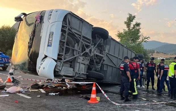 Șase morți și 42 de răniți într-un autocar cu nuntași lovit de o basculantă și răsturnat, pe o autostradă din Turcia