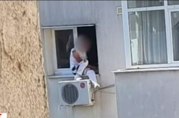 Un bărbat care și-a înjunghiat iubita și apoi a amenințat că se aruncă de la etajul 8 al unui bloc din Capitală, reținut după 16 ore de negocieri