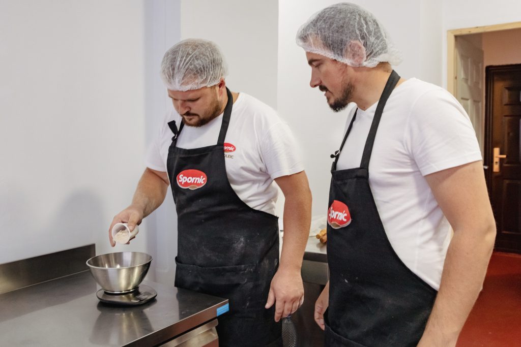 Un preot înființează o brutărie cu rețete tradiționale într-o comună izolată de pe Dunăre, cu proprie finanțare și fonduri europene: „Descoperă pâine autentică, unică în oraș” 3 brutarie daeni p 13