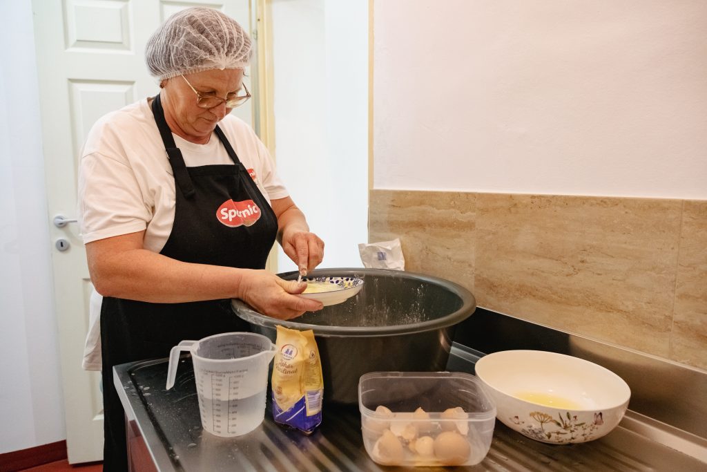 Un preot înființează o brutărie cu rețete tradiționale într-o comună izolată de pe Dunăre, cu proprie finanțare și fonduri europene: „Descoperă pâine autentică, unică în oraș” 7 brutarie daeni p 20