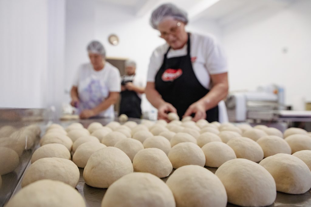Un preot înființează o brutărie cu rețete tradiționale într-o comună izolată de pe Dunăre, cu proprie finanțare și fonduri europene: „Descoperă pâine autentică, unică în oraș” 10 brutarie daeni p 36
