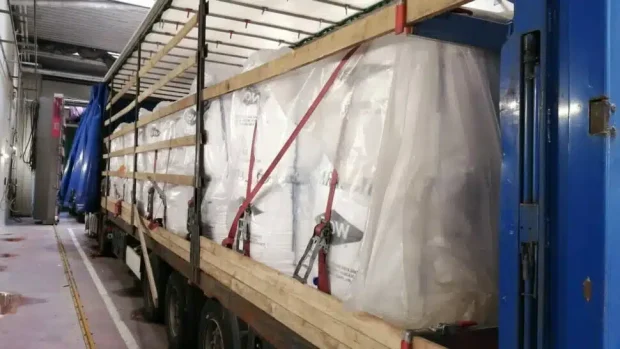 35 de oameni care veneau din România au stat închiși în frig 70 de ore, într-un camion căruia i-au luat foc cauciucurile în mers, în Austria