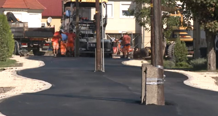 Asfaltare în Ungaria, cu stâlpii de electricitate lăsați pe mijlocul drumului: „Ar fi fost prea scump să-i mutăm”