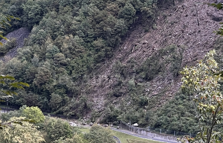 350 de oameni sunt izolați de vineri, după ce o alunecare de teren a rupt drumul de acces spre trei comune din Elveția