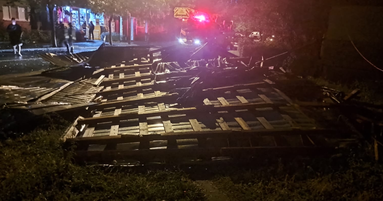Furtuna din Craiova: Case și străzi inundate, copaci căzuți, acoperișuri smulse - urmările și pagubele. 3 capture33