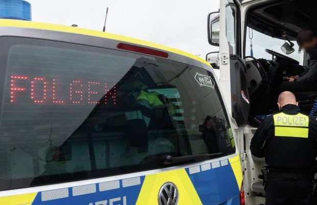 Camionul pe care-l conducea un român în Germania și în care transporta autoturisme a fost confiscat: „Pregătit de trimis la deșeuri”