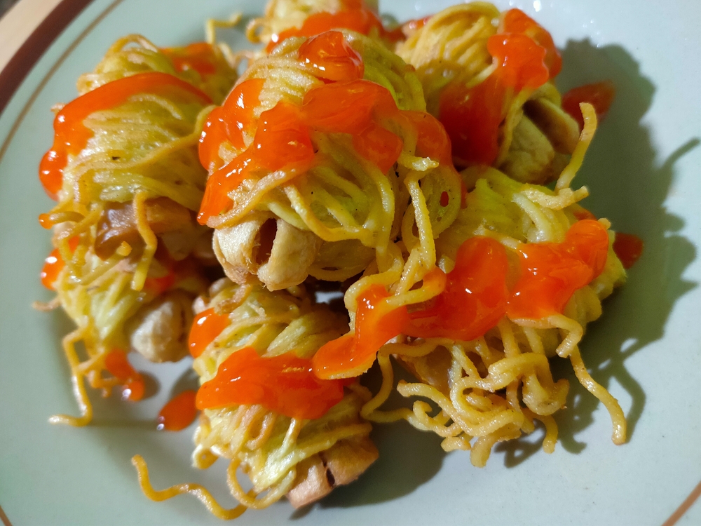 covridog in noodles