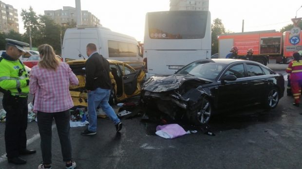 Accident într-un giratoriu din Constanța în care au fost implicate un microbuz, două mașini și un autobuz. Trei victime, transportate la spital