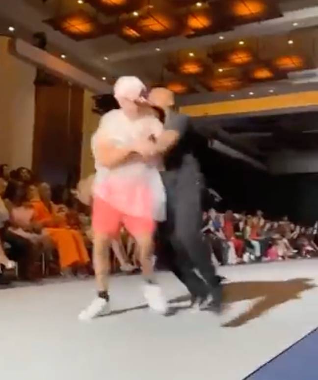 Un tânăr surprinzător a încântat publicul la New York Fashion Week defilând într-un sac de gunoi - o performanță care i-a indus în eroare pe toți! 4 defilare new york fashion week 1