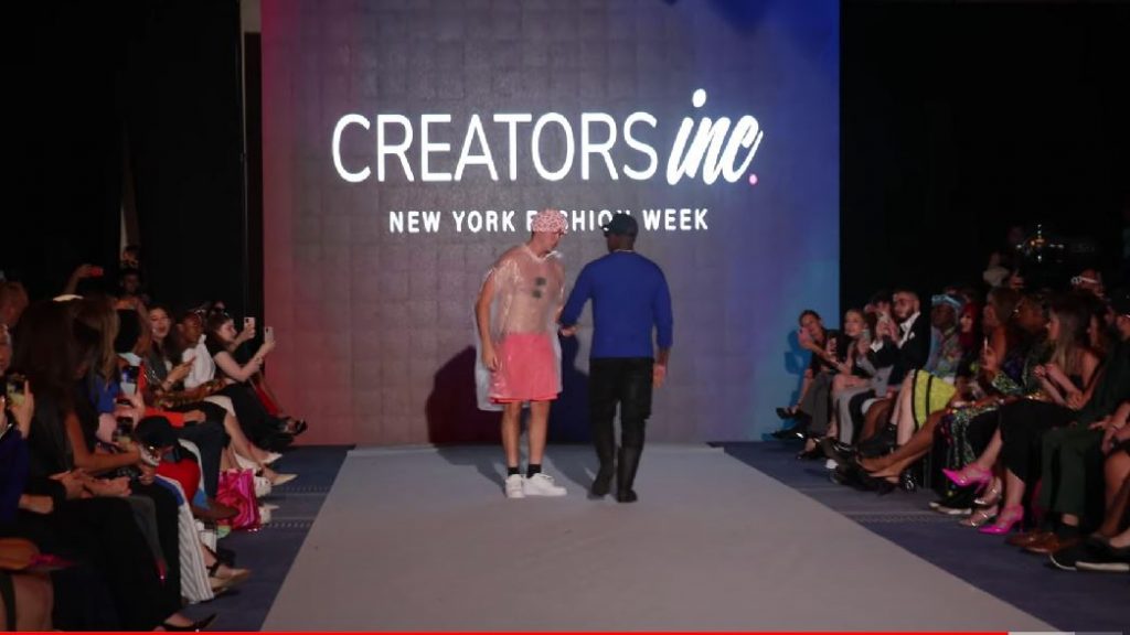 Un tânăr surprinzător a încântat publicul la New York Fashion Week defilând într-un sac de gunoi - o performanță care i-a indus în eroare pe toți! 2 defilare new york fashion week 3