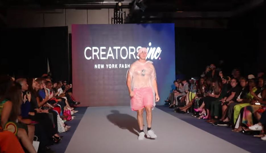 Un tânăr surprinzător a încântat publicul la New York Fashion Week defilând într-un sac de gunoi - o performanță care i-a indus în eroare pe toți! 3 defilare new york fashion week 4