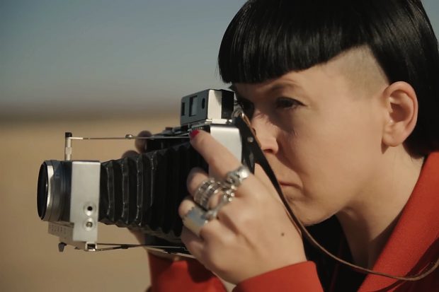 Rhiannon Adam, fotografa care se pregătește să călătorească spre Lună: „Îmi iau cu mine credinciosul Polaroid. Este o relație fizică cu spațiul și timpul”