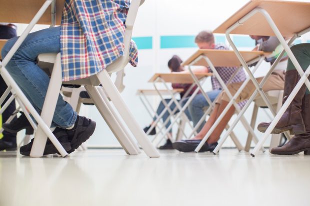 Profesoară din Argeș, acuzată că a dat cu capul de bancă un elev de gimnaziu „pe motiv că deranja ora”