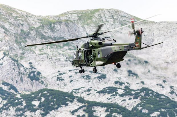 Ce pedeapsă riscă un bărbat care l-a orbit cu laserul pe pilotul unui elicopter Bundeswehr
