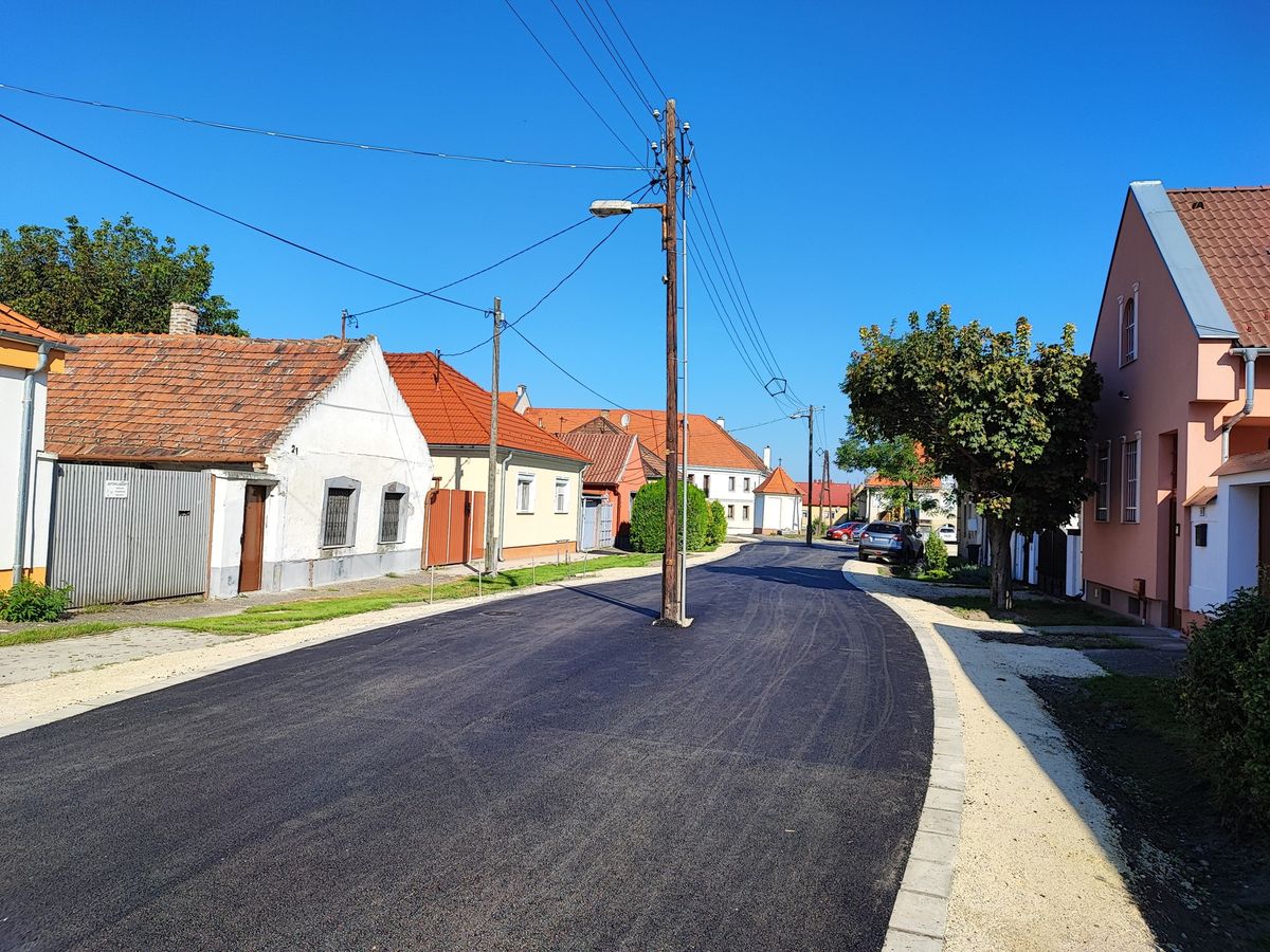 Asfaltare în Ungaria, Cu Stâlpii De Electricitate Lăsați Pe Mijlocul Drumului: „Ar Fi Fost Prea Scump Să-i Mutăm” Asfaltare în Ungaria, Cu Stâlpii De Electricitate Lăsați Pe Mijlocul Drumului: „Ar Fi Fost Prea Scump Să-i Mutăm”