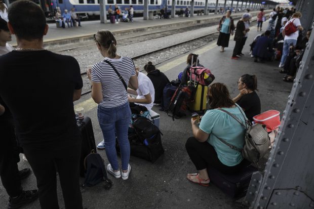 Haos pe calea ferată după grevă ceferiştilor. Trenurile nu au circulat timp de două ore și au și sute de minute întârziere la Gara de Nord
