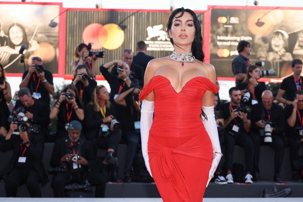 Georgina Rodriguez stuns in a modern-day Julia Roberts outfit at Venice Film Festival, resembling her iconic dress from "Pretty Woman" 4 georgina rodriguez festivalul de la venetia 17