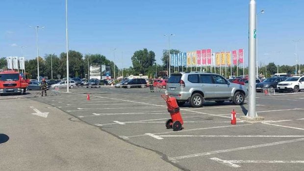 Scurgeri de gaz din butelia GPL a unei mașini parcate la un mall din Brăila. Perimetru de siguranță stabilit de pompieri